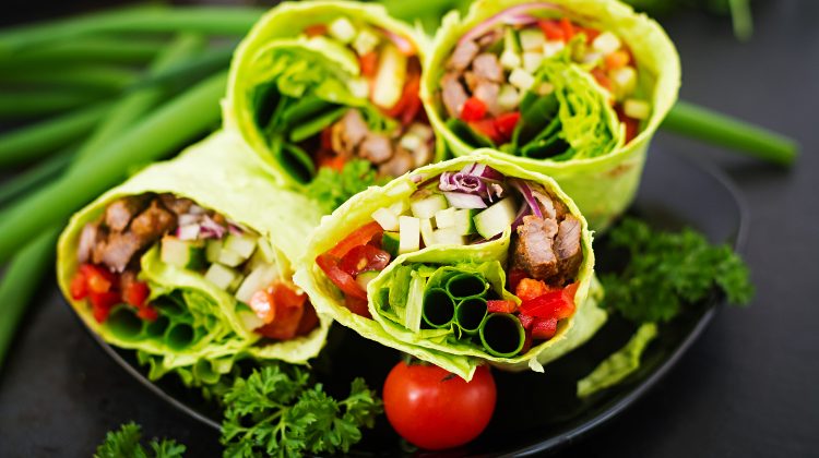 Rollitos de Lechuga con Pollo Picado y Aguacate