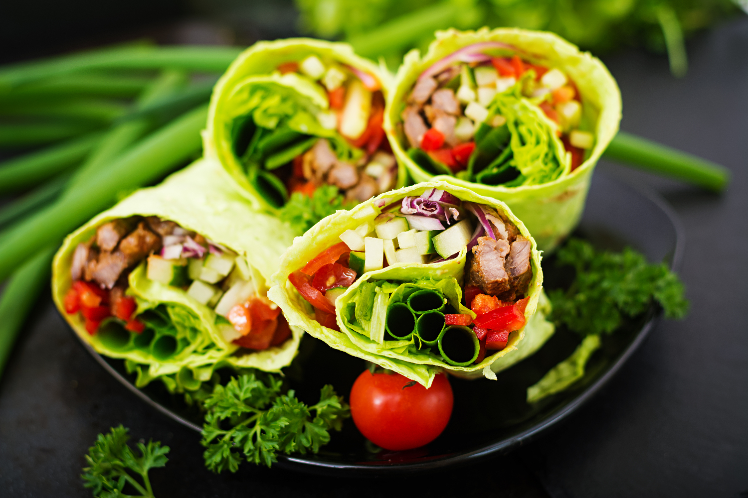 Rollitos de Lechuga con Pollo Picado y Aguacate