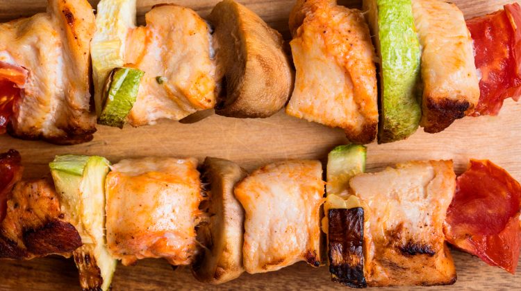 Brochetas de Salmón y Vegetales a la Parrilla