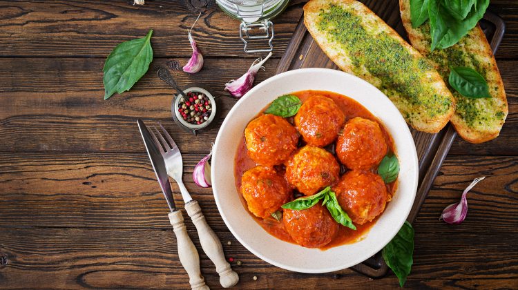 Albóndigas de Pollo al Horno con Salsa de Tomate Natural
