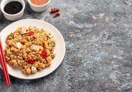 Incluir recetas saludables en tu dieta diaria es clave para perder peso sin sacrificar sabor. Este arroz integral con pimientos y tofu