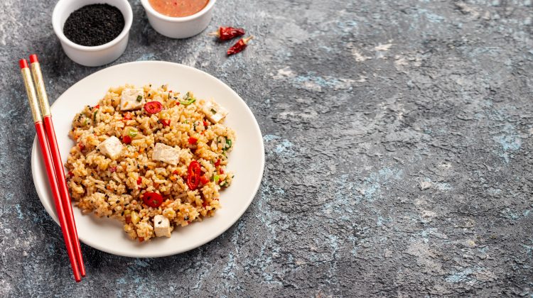 Incluir recetas saludables en tu dieta diaria es clave para perder peso sin sacrificar sabor. Este arroz integral con pimientos y tofu
