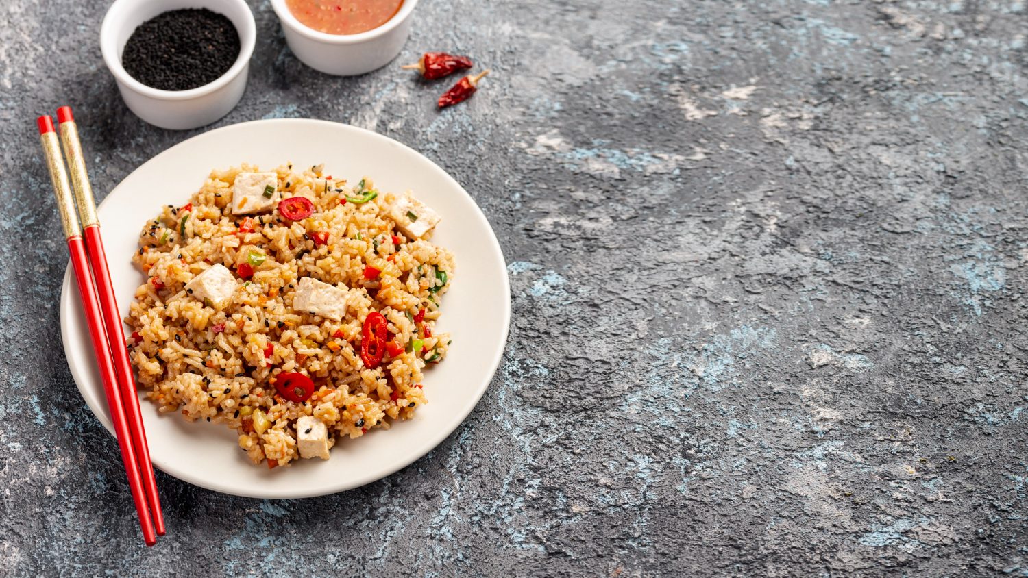 Incluir recetas saludables en tu dieta diaria es clave para perder peso sin sacrificar sabor. Este arroz integral con pimientos y tofu