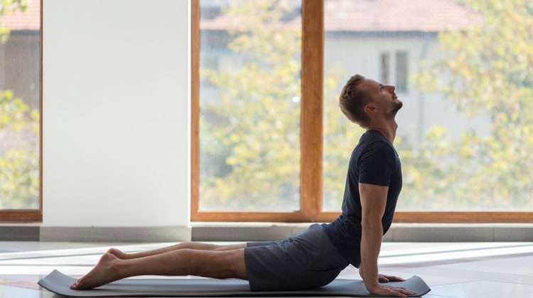 Una buena postura corporal no solo mejora la apariencia física, sino que también es esencial para la salud de la espalda, el equilibrio y la respiración.