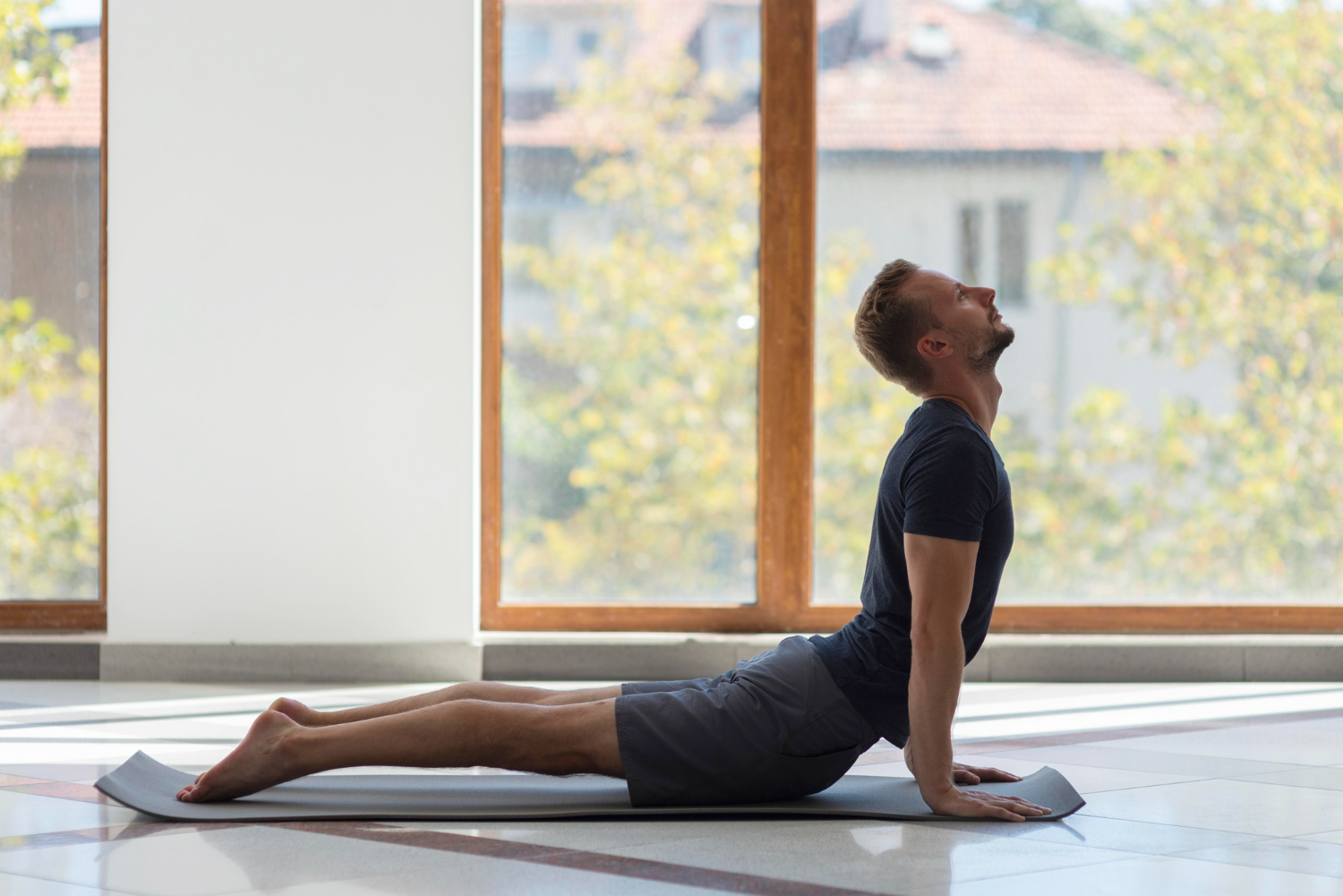 Una buena postura corporal no solo mejora la apariencia física, sino que también es esencial para la salud de la espalda, el equilibrio y la respiración.