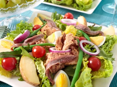 Ensalada fresca de patatas cocidas y atún para bajar de peso