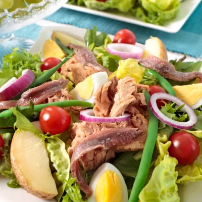 Ensalada fresca de patatas cocidas y atún para bajar de peso