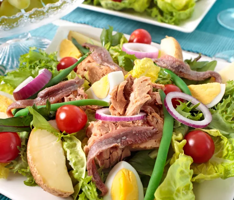 Ensalada fresca de patatas cocidas y atún para bajar de peso