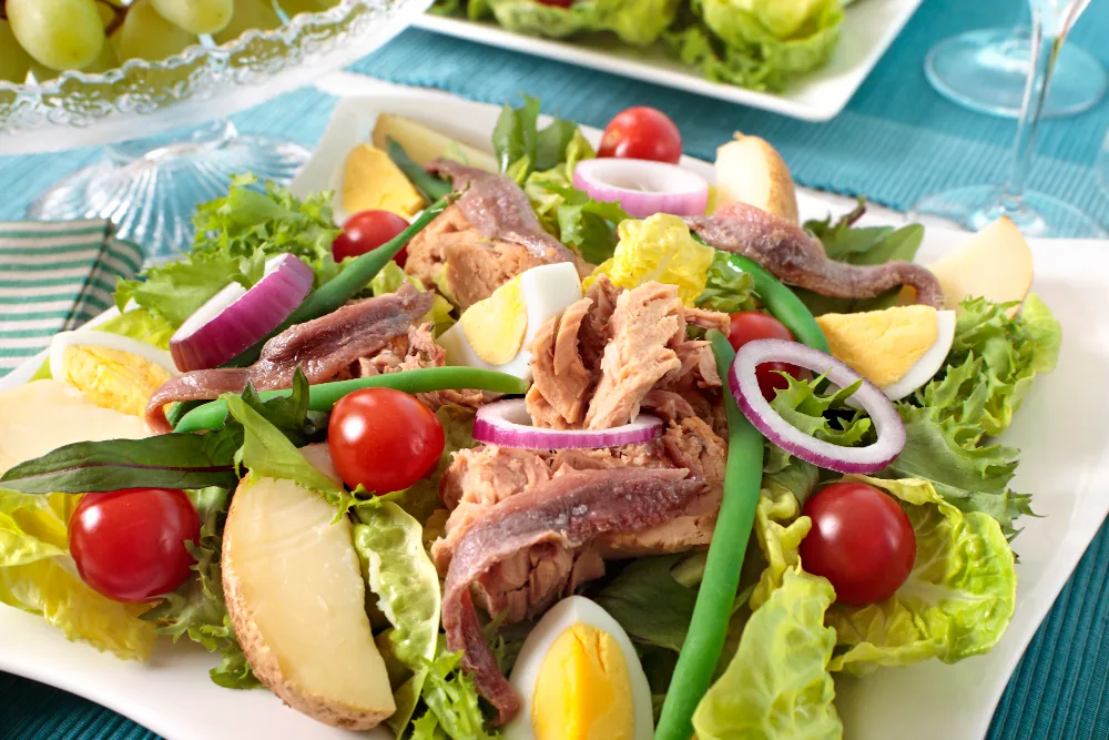Ensalada fresca de patatas cocidas y atún para bajar de peso